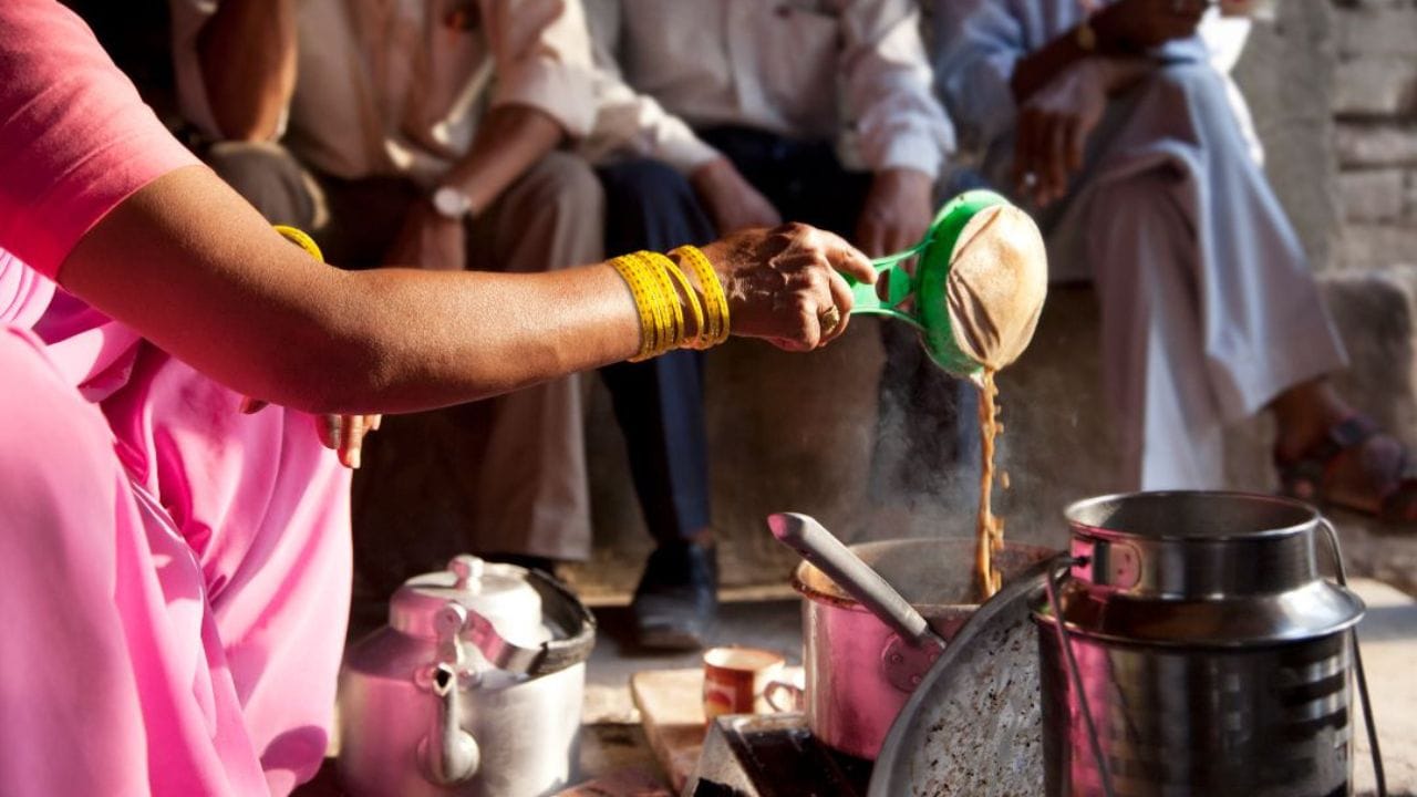 ચા અને નાસ્તાનો બિઝનેસ આજે શહેરોમાં ખૂબ લોકપ્રિય બન્યો છે. આ બિઝનેસની શરૂઆત કરવા માટે કોઈ મોટા ઇન્ફ્રાસ્ટ્રક્ચર કે વધારે મૂડીની જરૂર પડતી નથી. 