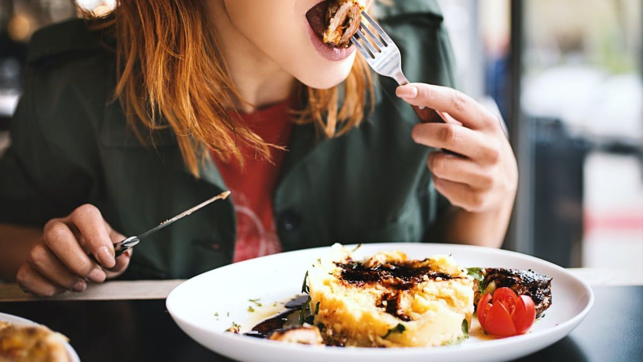 જલ્દી ચાલો: જો કે ભોજન કર્યા પછી ચાલવું સ્વાસ્થ્ય માટે સારું માનવામાં આવે છે. પણ તમને ખબર નથી કે જમ્યા પછી તરત જ ચાલવું ન જોઈએ. કારણ કે આ પાચન પ્રક્રિયાને ખલેલ પહોંચાડી શકે છે. લોહીનો પ્રવાહ પેટના સ્નાયુઓ તરફ જાય છે. જમ્યા પછી 20-30 મિનિટ ચાલવું ફાયદાકારક છે. તરત જ સ્નાન કરો: જો તમે પણ જમ્યા પછી તરત જ સ્નાન કરો છો તો તેને બંધ કરો. કારણ કે જમ્યા પછી તરત જ સ્નાન કરવાથી શરીરનું તાપમાન બગડે છે અને લોહી પેટને બદલે ત્વચા તરફ જાય છે. આ ઉપરાંત તે પાચન પ્રક્રિયાને પણ ધીમી કરી શકે છે. આવી સ્થિતિમાં જમતા પહેલા અથવા જમ્યાના 30-40 મિનિટ પછી સ્નાન કરો.
