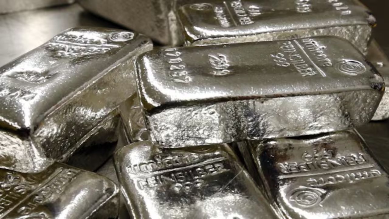 ચાંદી હાલમાં મંદીનો ટ્રેન્ડ ધરાવે છે પરંતુ જો તે ₹95,000 ની નીચે જાય તો મજબૂત ખરીદી જોવા મળી શકે છે. વૈશ્વિક બજારમાં પ્રીમિયમ ઘટી રહ્યું છે, પરંતુ ટેકનિકલી MCX પર પુલબેકની સ્થિતિ વિકસી રહી છે. જો બંધ ₹ 96,800 થી ઉપર પહોંચે છે, તો નવી તેજીની લહેર શરૂ થઈ શકે છે.