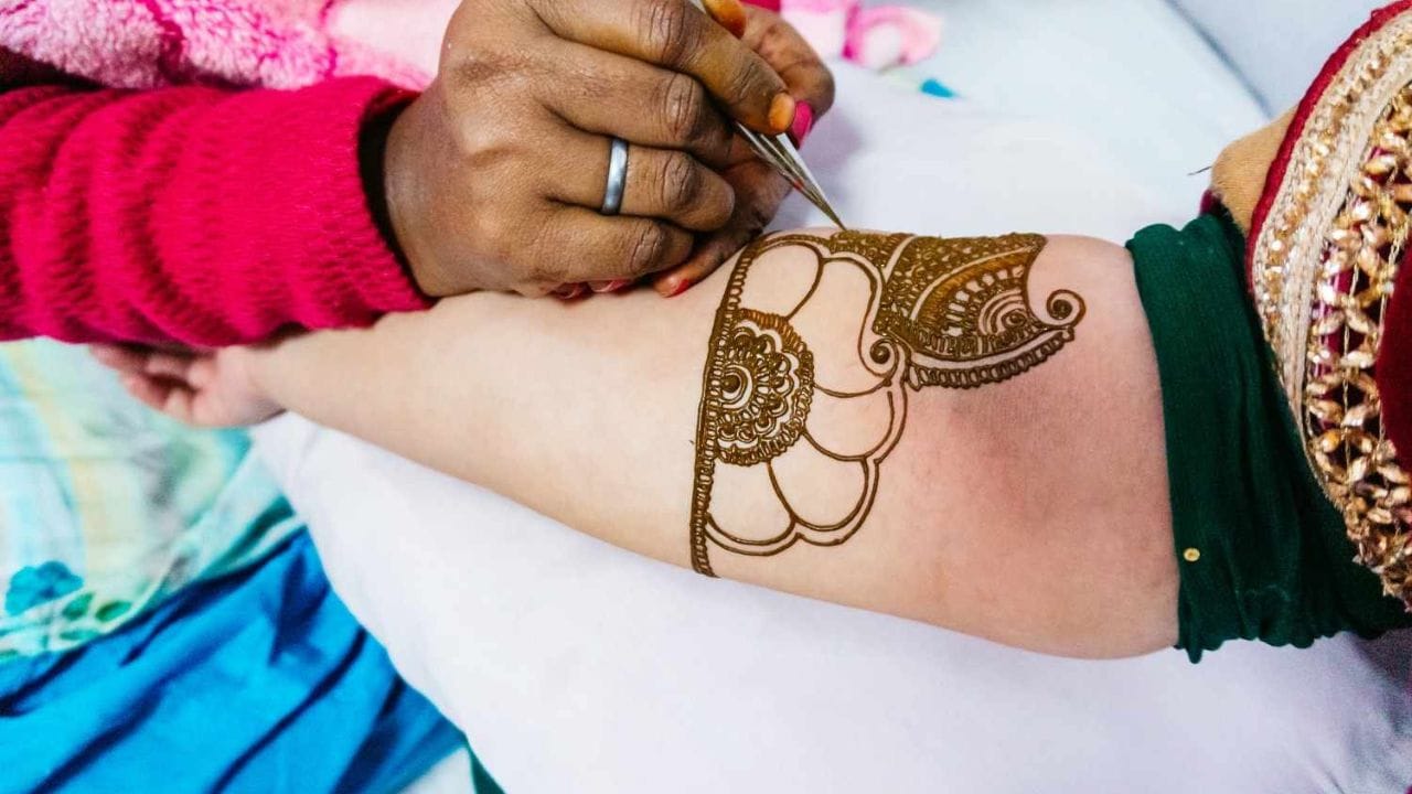 શરૂઆતમાં તમે તમારો સ્ટોલ પ્રસંગો, એક્ઝિબિશન કે લોકલ બજારમાં ગોઠવી શકો છો. ટૂંકમાં કહીએ તો, જ્યાં લોકોની અવરજવર વધુ હોય ત્યાં ટેમ્પરરી ટેટુ અને મહેંદી સ્ટોલ ગોઠવવો જોઈએ. 