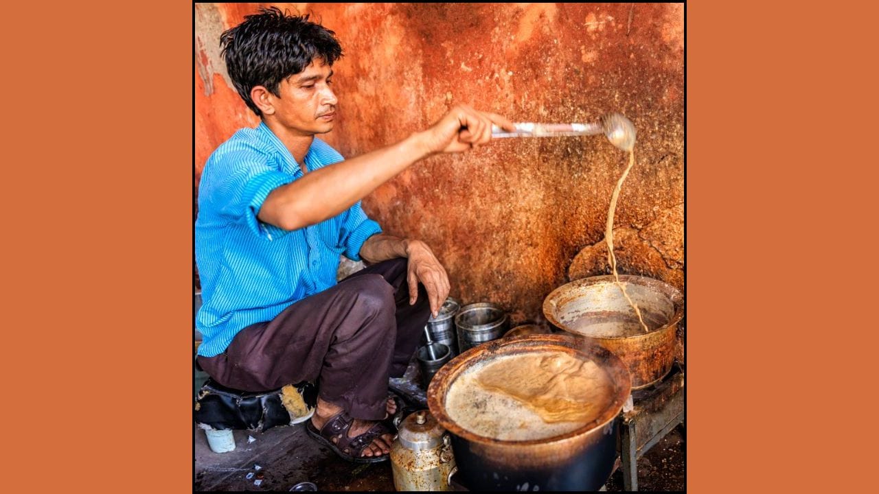 આ બિઝનેસમાં તમે સરેરાશ ₹20,000થી ₹30,000 જેટલી મૂડી લગાવી શકો છો. ચાનો સામાન, ગેસ સ્ટોવ, થર્મોસ, મમરા, ભજીયા, નાસ્તા પેકેટથી તમે બિઝનેસ શરૂ કરી શકો છો. 