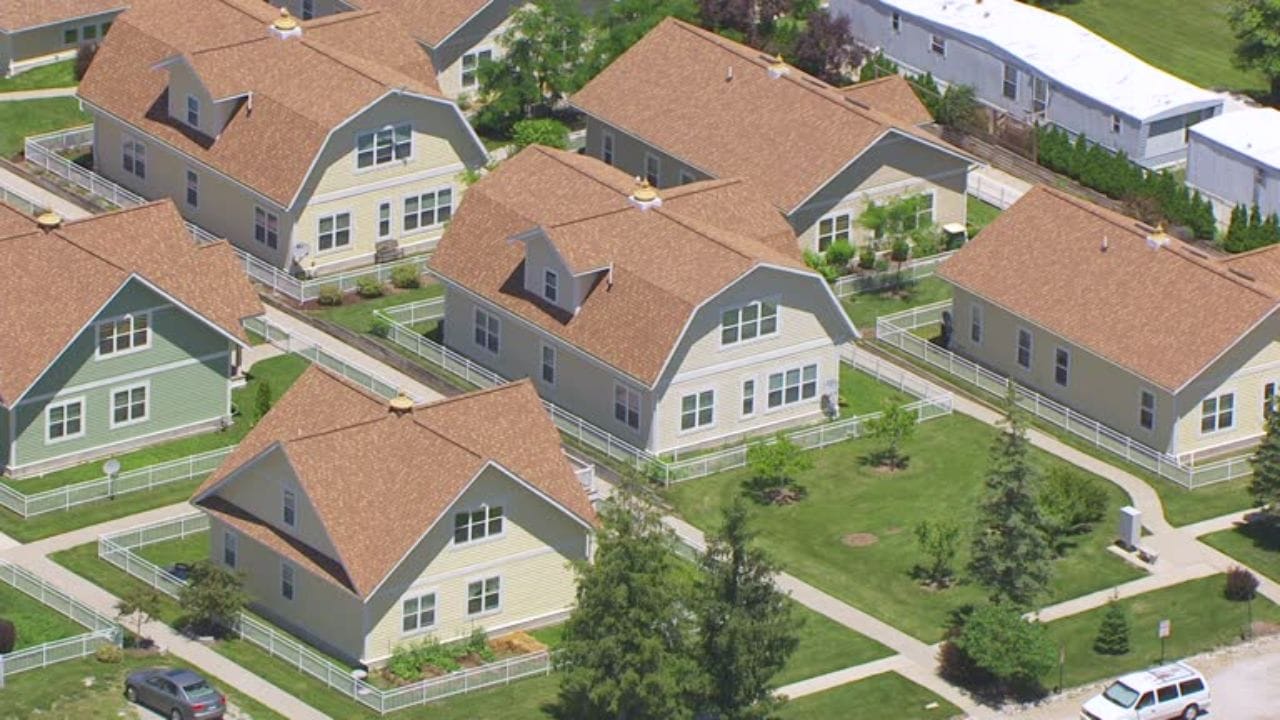 સમગ્ર શહેરની રચના મહર્ષિ વૈદિક સ્થાપત્યના સિદ્ધાંતો અનુસાર કરવામાં આવી છે. તેમાં આવેલી બધી ઇમારતોનો મુખ્ય પ્રવેશદ્વાર ઉગતા સૂર્ય તરફ એટલે કે પૂર્વ તરફ છે, જેથી રૂમમાં પૂરતો સૂર્યપ્રકાશ પહોંચે.