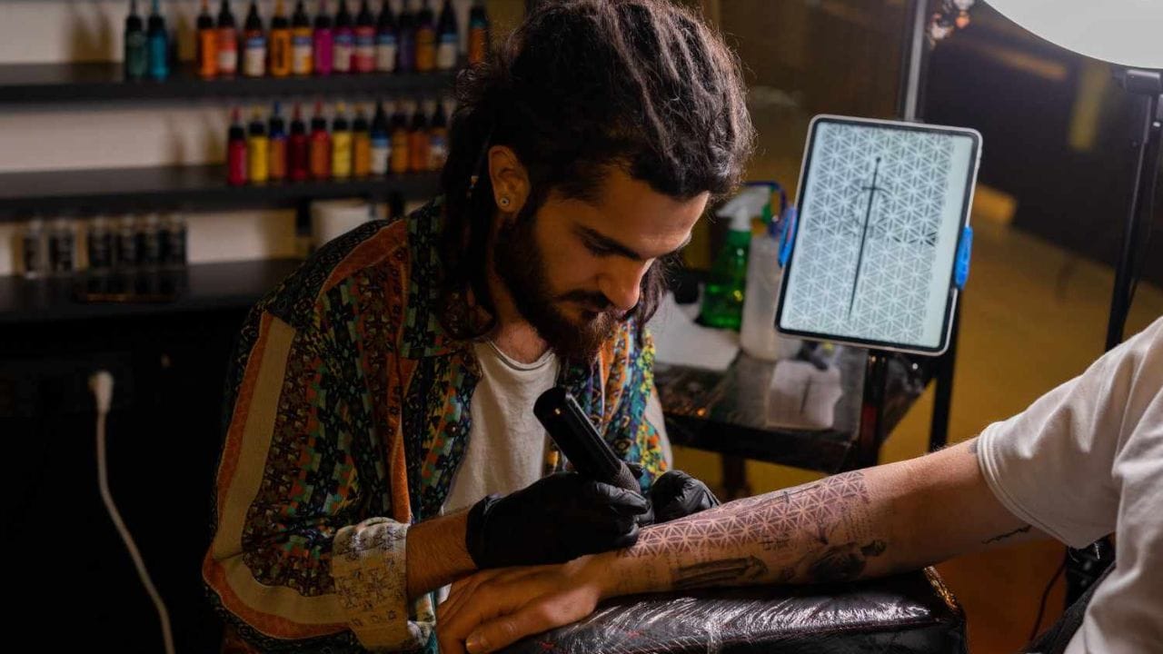 હવે વાત આવે આ બિઝનેસમાં ઊંડું કેમનું ઊતરવું? તો આ કળા શીખવા માટે તમે YouTube પરના વીડિયો જોઈ શકો છો અથવા તો મેહંદી-ટેટુના ક્લાસીસમાં જઈને ટ્રેનિંગ લઈ શકો છો. 