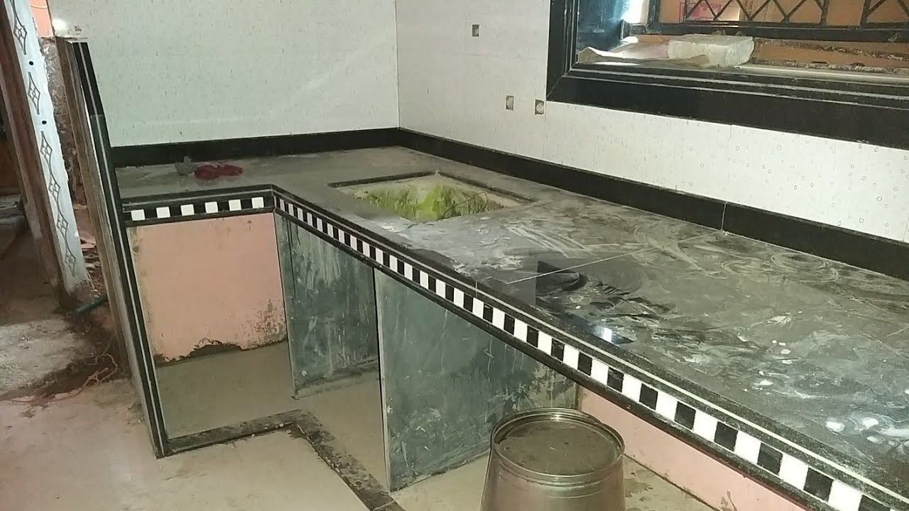 આરોગ્ય: જમીન પર બેસીને ખોરાક લેવો સ્વાસ્થ્ય માટે વધુ ફાયદાકારક માનવામાં આવે છે, કારણ કે તે શરીરને પૃથ્વીમાંથી ઉર્જા આપે છે. પ્રાચીન માન્યતા: પ્રાચીન સમયમાં, લોકો હંમેશા રસોડામાં બેસીને ખોરાક ખાતા હતા, કારણ કે તેઓ માનતા હતા કે આનાથી ખોરાકનો સંપૂર્ણ લાભ મળે છે.