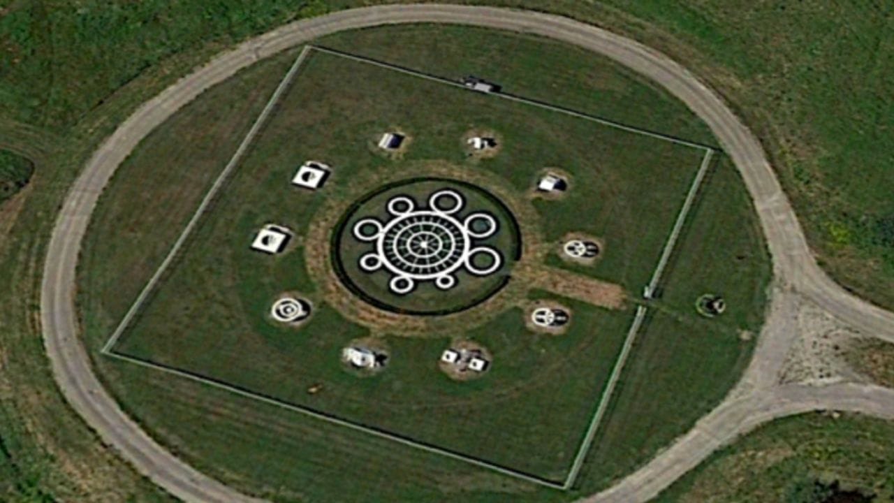 ગોલ્ડન ડોમ્સ એ મહર્ષિ ઇન્ટરનેશનલ યુનિવર્સિટી (MIU) ના કેમ્પસમાં બે ઇમારતો છે, જે 1980 અને 1981 માં બંધાઈ હતી. આ ઇમારતોમાંથી એકમાં પુરુષો ધ્યાન કરે છે જ્યારે બીજી ઇમારતમાં સ્ત્રીઓ ધ્યાન કરે છે. 2020 ની વસ્તી ગણતરી મુજબ, ફક્ત સાડા ત્રણ ચોરસ માઇલ ગ્રામીણ જમીન પર સ્થિત આ નાનું શહેર હવે ફક્ત 277 લોકોનું ઘર છે.