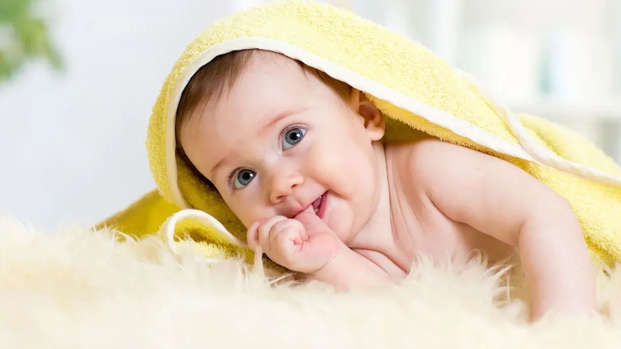 પોતાની શાંતિ માટે જરુરી: જ્યારે બાળકો મોંમાં આંગળીઓ નાખે છે ત્યારે તે તેમના પોતાની-શાંતિ માટે સારું માનવામાં આવે છે. વાસ્તવમાં, જ્યારે બાળકો અસ્વસ્થતા અનુભવે છે અથવા રડે છે, ત્યારે આંગળીઓ ચૂસવાથી તેમને શાંતિ મળે છે. આ એક કુદરતી રીત છે જેના દ્વારા બાળક પોતાને આરામ આપે છે.