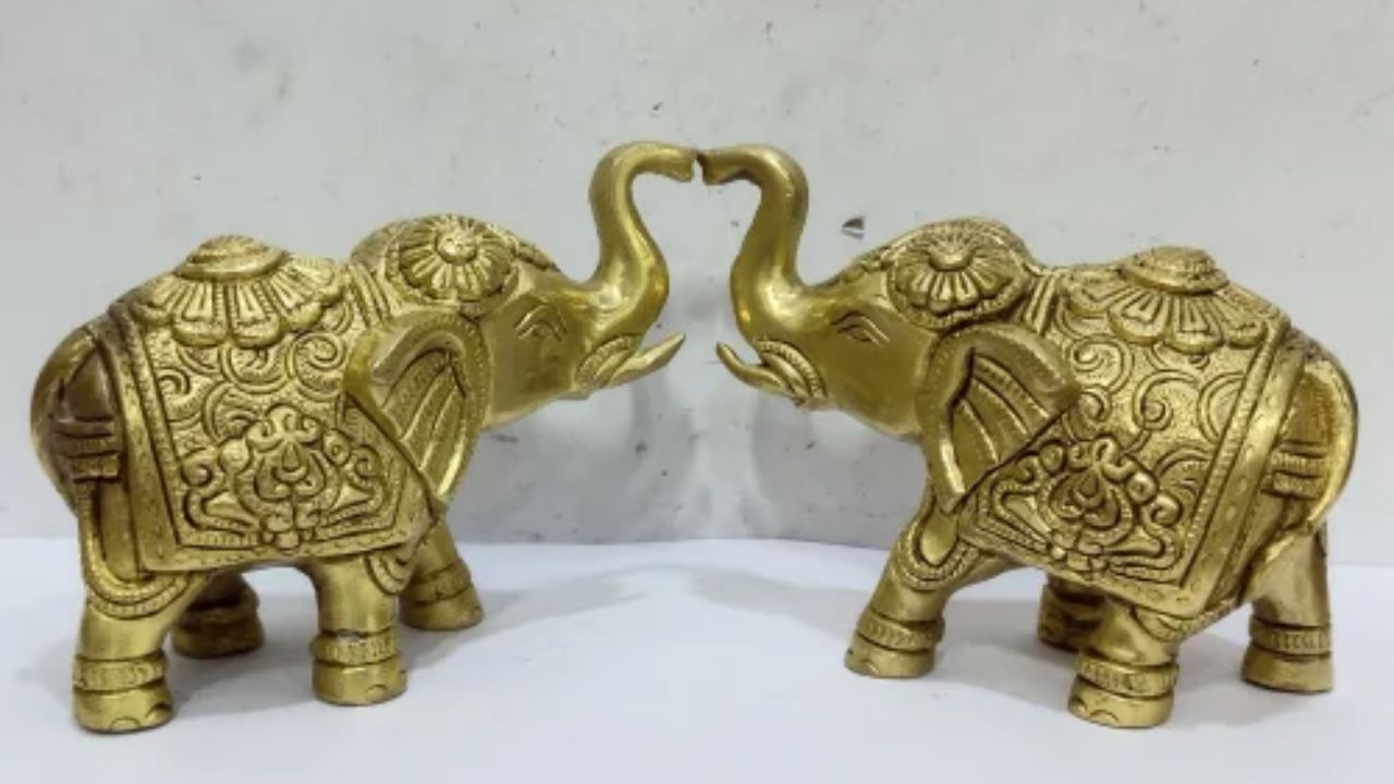 પિત્તળનો હાથી- ભારતમાં પિત્તળનો હાથી ખૂબ જ લોકપ્રિય છે. એવું કહેવાય છે કે જ્યાં પણ પિત્તળનો હાથી રાખવામાં આવે છે, ત્યાં સકારાત્મકતા વધે છે. આ સકારાત્મક ઉર્જા આકર્ષે છે.