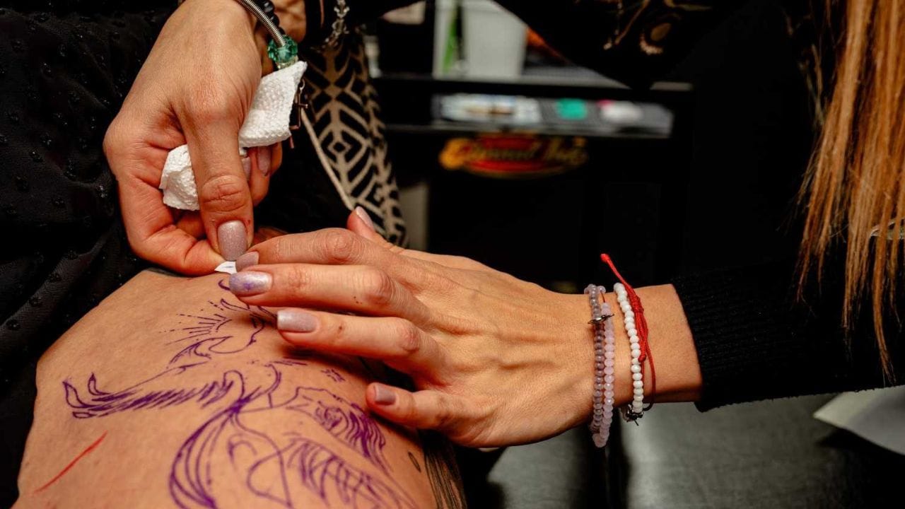 આ સિવાય તમે ફ્રીલાન્સ મેકઅપ આર્ટિસ્ટ, ઈવેન્ટ પ્લાનર અને ડેકોરેટર સાથે કોલેબ કરીને વધુ કામ મેળવી શકો છો.