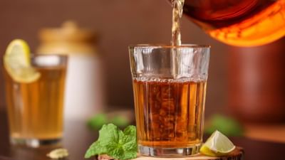 દેશમાં કોવિડના કેસ ફરી વધવા લાગ્યા છે. દેશમાં, દિલ્હી, મહારાષ્ટ્ર અને કેરળ જેવા રાજ્યોમાં વાયરસના કેસ અચાનક વધવા લાગ્યા છે. આના કારણે લોકોમાં કોવિડને લઈને તણાવ ફરી વધ્યો છે. કેટલાક લોકોએ માસ્ક પહેરવાનું શરૂ કરી દીધું છે. ઘણી ઓફિસો અને હોસ્પિટલોમાં કોવિડ અંગે સલાહકાર જાહેર કરવામાં આવી છે. આરોગ્ય મંત્રાલય અને નિષ્ણાતોએ પણ લોકોને માસ્ક પહેરવાની સલાહ આપી છે.