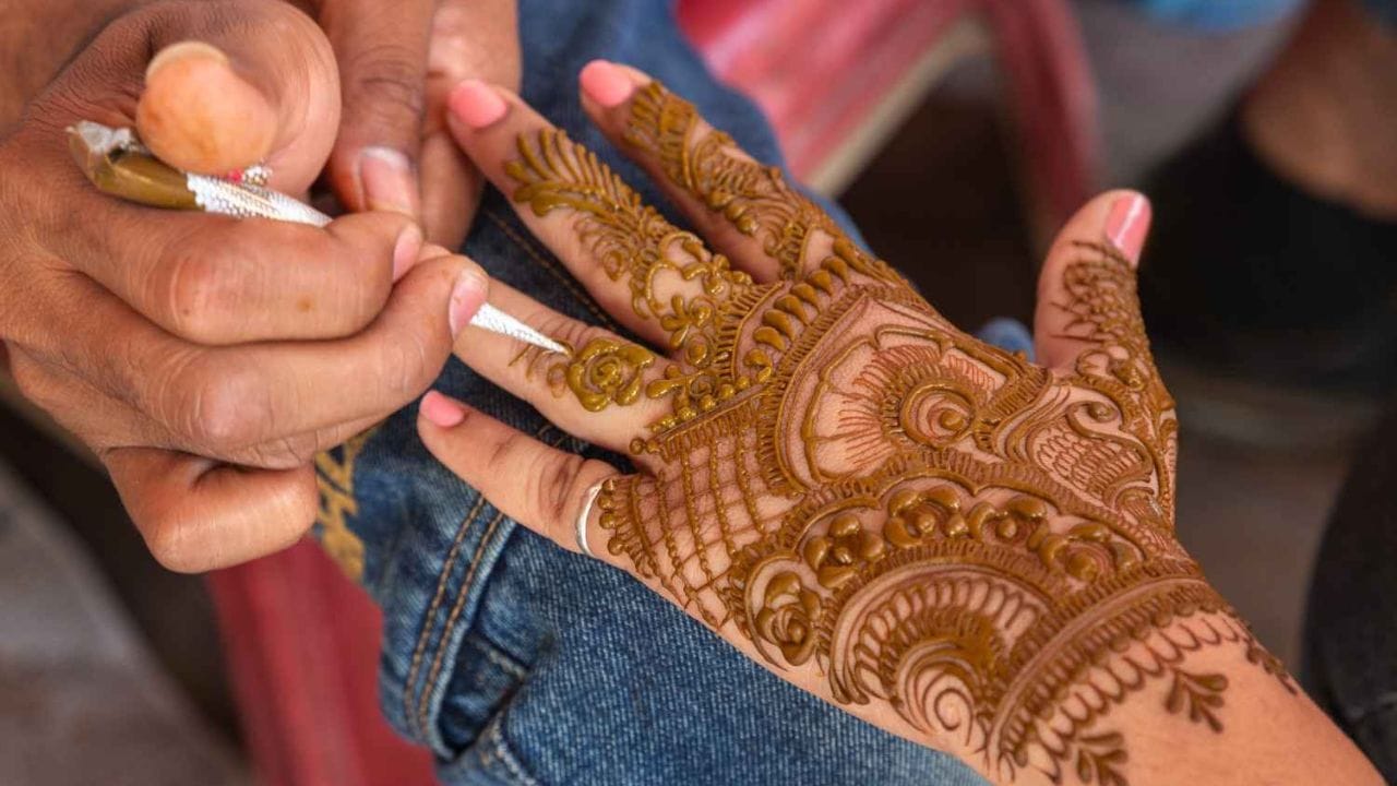 માર્કેટિંગની વાત કરીએ તો, Instagram, WhatsApp સ્ટેટસ, Google Business અને વર્ડ ઓફ માઉથ થકી ગ્રાહકોને તમારી બાજુ ખેંચી શકો છો.  જો તમારું કામ લોકોને ગમશે તો લગ્ન, પાર્ટી, ફેસ્ટિવલ્સ અને સ્કૂલ-કૉલેજનાં ફંક્શનમાં તમને પેઈડ બુકિંગ મળી શકે છે. 