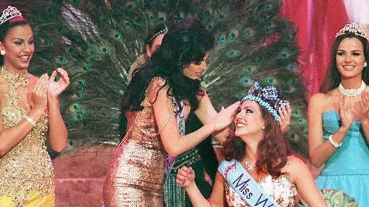 પરંતુ સંઘર્ષથી હાર ન માનનાર અમિતાભ બચ્ચને 1999-2000 દરમિયાન પોતાને પુનઃસ્થાપિત કરવાનું નિર્ધારેલું। તેમણે "કૌન બનેગા કરોડપતિ" જેવો લોકપ્રિય ટેલિવિઝન શો સ્વીકારીને મજબૂત વાપસી કરી। તેમણે પોતાની બ્રાન્ડ વેલ્યૂને ફરી ઊભી કરી અને ધીમે ધીમે તમામ કરજ ચૂકવીને એક નવી શરૂઆત કરી. 