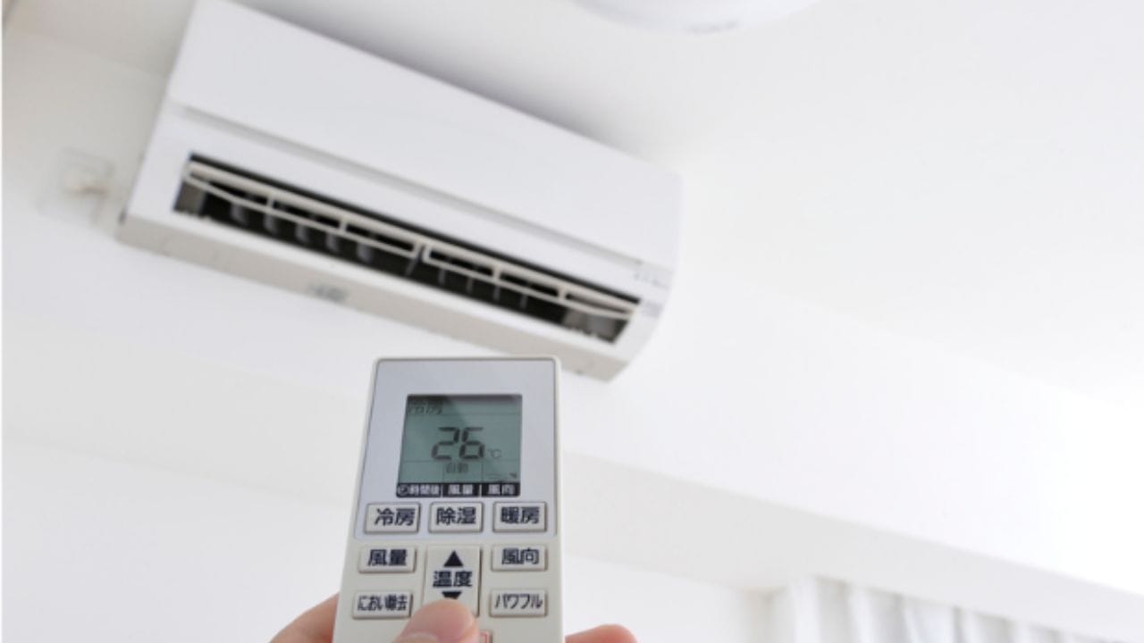 જ્યારે AC ને એનર્જી સેવર મોડમાં ચલાવવામાં આવે છે, ત્યારે વીજળી બચાવવા માટે કોમ્પ્રેસર વારંવાર બંધ થાય છે. બીજી તરફ, જો સ્લીપ મોડમાં થર્મોસ્ટેટનું તાપમાન વધારે સેટ કરવામાં આવે છે, તો વીજળીનો વપરાશ ઓછો થાય છે. થર્મોસ્ટેટનું તાપમાન જેટલું ઓછું હશે, તેટલો વીજળીનો વપરાશ વધારે થશે. થર્મોસ્ટેટ તાપમાન એટલે કે તમે જે તાપમાને તમારું AC ચલાવો છો. ઉદાહરણ તરીકે, જો તમે 18℃ પર AC ચલાવો છો, તો વીજળીનું બિલ વધારે આવશે, જ્યારે જો તમે 24℃ પર AC ચલાવો છો, તો બિલ ઓછું આવશે.