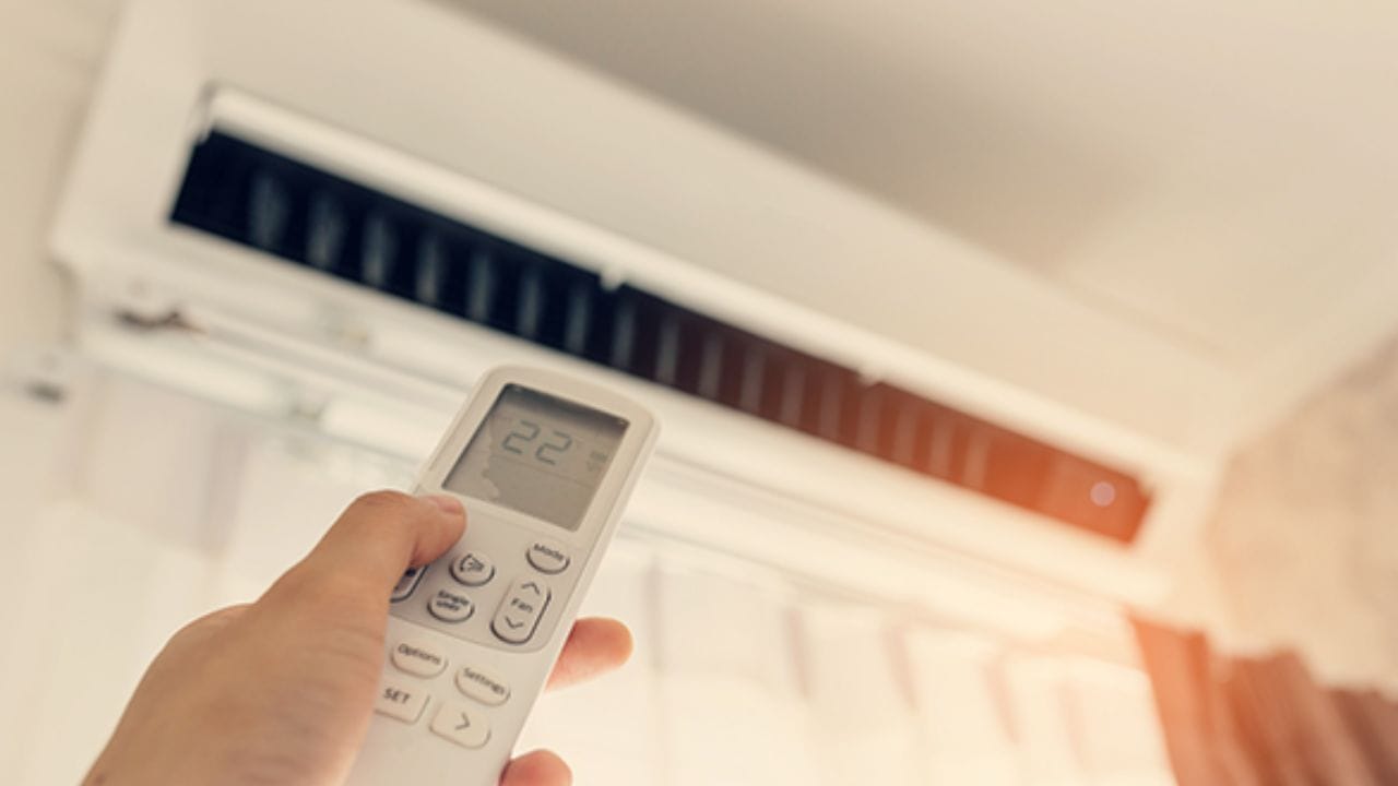 જેમ નામ સૂચવે છે, રાત્રે સ્લીપ મોડનો ઉપયોગ થાય છે. આ સેટિંગમાં, થર્મોસ્ટેટનું તાપમાન મહત્તમ 2 કલાક માટે દર કલાકે 0.5 અથવા 1 ડિગ્રી વધશે. તે જ સમયે, એનર્જી સેવર મોડ વીજળી બચાવવા માટે છે. કારણ કે AC એક ઇલેક્ટ્રોનિક ઉપકરણ છે જે વધુ વીજળી વાપરે છે. આ કારણે ઉનાળામાં વીજળીનું બિલ વધારે આવે છે. એટલા માટે બિલ ઘટાડવા માટે, AC ઉત્પાદક કંપનીઓએ ACમાં આ મોડ આપવાનું શરૂ કર્યું છે.