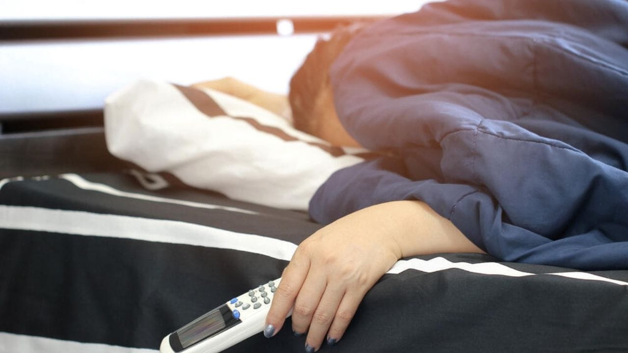 બીજી બાજુ, જ્યારે તમે સ્લીપ મોડમાં AC ચલાવો છો, ત્યારે થર્મોસ્ટેટનું તાપમાન આપમેળે મહત્તમ 2℃ સુધી વધી જાય છે. જોકે, રાત્રે બહારનું તાપમાન પણ ઘટે છે, તેથી તમને આની કોઈ અસર થતી નથી. આ મોડ્સને વધુ સારી રીતે સમજવા માટે, તમે બંનેનું એક પછી એક પરીક્ષણ કરી શકો છો અને રાત્રે તમારા AC ને તમારા માટે વધુ યોગ્ય હોય તે પર ચલાવી શકો છો.