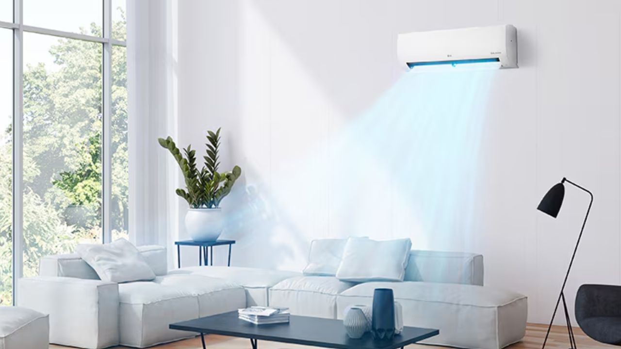 જો બરફ બને તો શું કરવું?: જો તમારા ACમાં બરફ જામી જાય, તો સૌ પ્રથમ એસી થોડા સમય માટે બંધ કરો અને તેને ડિફ્રોસ્ટ થવા દો. સમય સમય પર ACનું એર ફિલ્ટર સાફ કરો. જો એર ડક્ટ બ્લોક થઈ જાય, તો તેને તરત જ સાફ કરો. જો એવું લાગે કે ACમાં ગેસનું સ્તર ઘટી ગયું છે, તો તરત જ સર્વિસ સેન્ટરનો સંપર્ક કરો.