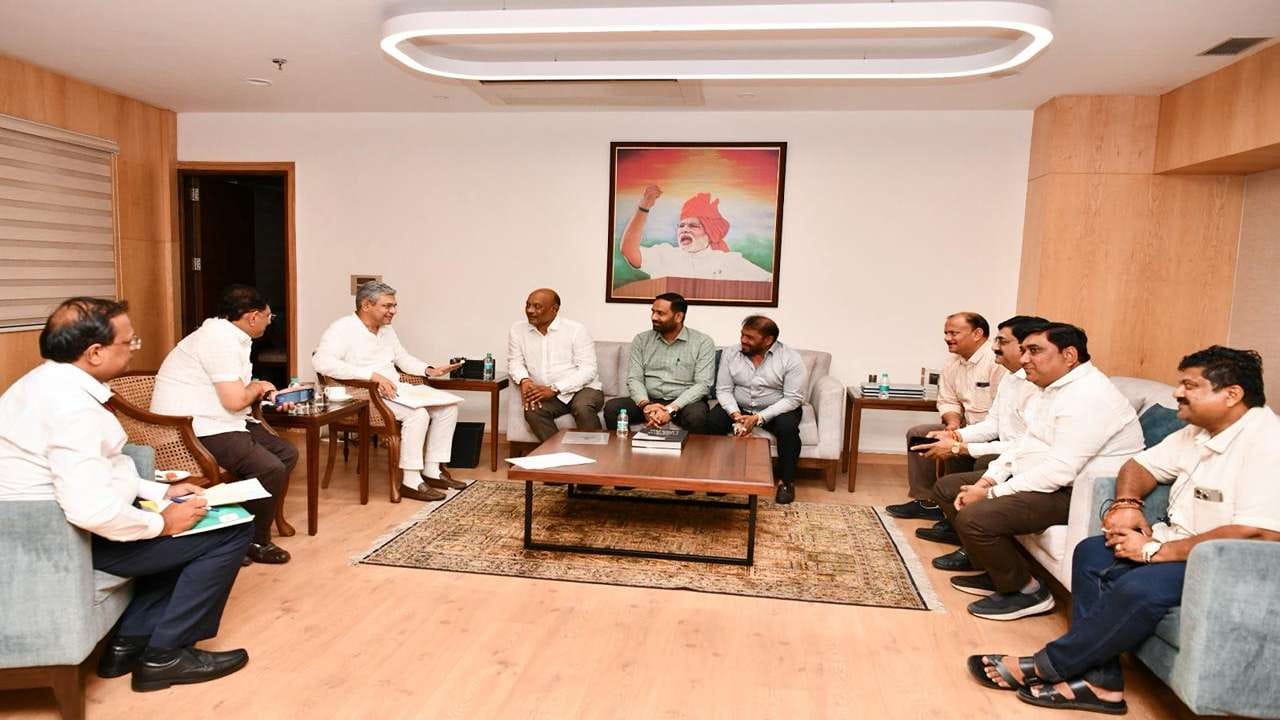 અમરેલી જિલ્લાના રેલવે સંબંધિત પ્રશ્નો જેવા કે, સાવરકુંડલા-અમરેલી તથા ધારી-વિસાવદર રેલવે લાઈનોને લઈને કેન્દ્રીય રેલવે મંત્રી અશ્વિની વૈષ્ણવ સાથે ચર્ચા કરવામાં આવી. વિસ્તૃત માહિતી અને જરૂરિયાતો માટે મંત્રીને રજૂઆત કરી પ્રશ્નોના નિકાલ માટે સહકાર મેળવાયો હોવાનો દાવો અમરેલી જિલ્લાના ધારાસભ્યો અને સાંસદે કર્યો છે. 