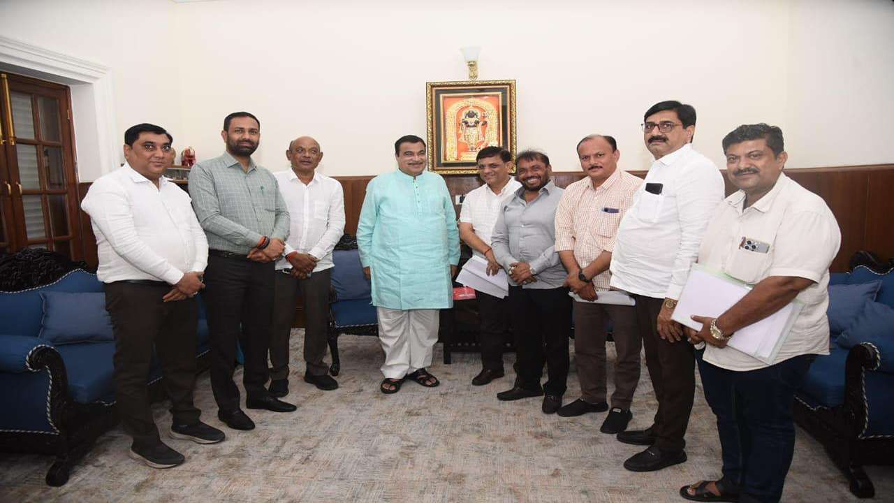  અમરેલી જિલ્લા રાષ્ટ્રીય ધોરી માર્ગોની સ્થિતિ સુધારવા અંગે કેન્દ્રીય માર્ગ-મહેસૂલ મંત્રી નીતિન ગડકરી સાથે વિસ્તૃત ચર્ચા કરવામાં આવી હતી .જેમાં ખાસ કરીને બાઢડા-ગાવાકડા નેશનલ હાઇવેને ચાર માર્ગીય બનાવવાની, અમરેલી-બાબરા, ચાવંડ-લાઠી-અમરેલી, તથા અમરેલી શહેર બાયપાસ (લાઠી રોડ સર્કલથી રાધેશ્યામ સર્કલ સુધી) માર્ગોના વિકાસ માટે દ્રઢ રજૂઆત કરાઈ. ઉપરાંત, ધારી અને ચલાલા શહેર વચ્ચેના માર્ગોને પણ 4 ટ્રેક કરવા અંગે ચર્ચા કરવામાં આવી.