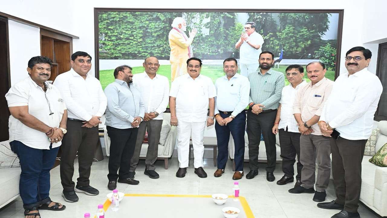 ગુજરાતમાંથી કેન્દ્રીય મંત્રી સી.આર. પાટીલ અને મનસુખભાઈ માંડવીયા સાથે પણ અમરેલીના ધારાસભ્યો અને સાંસદે  બેઠક યોજીને જિલ્લાના સર્વાંગી વિકાસ માટે મંત્રીઓ સમક્ષ જરૂરી સૂચનો કરીને માર્ગદર્શન મેળવવામાં આવ્યું હતું.