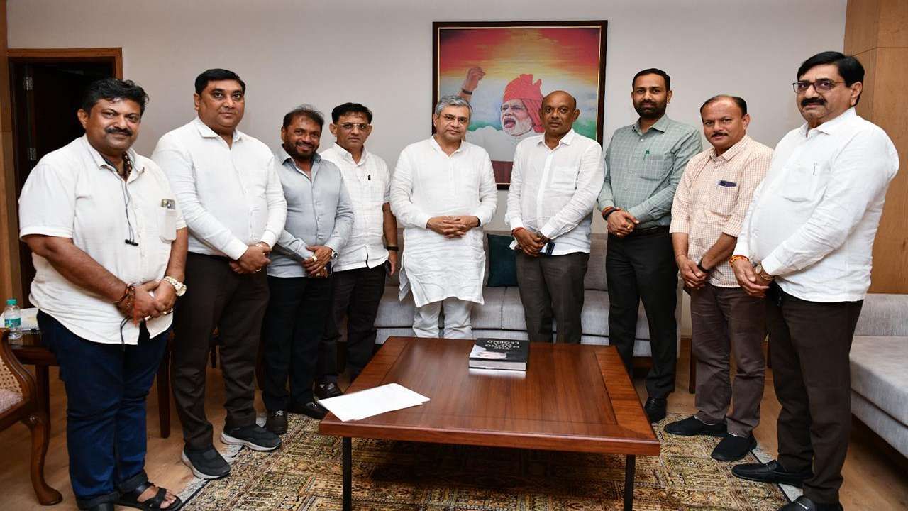 અમરેલી જિલ્લાના વિકાસને લગતા કેન્દ્રમાં પડતર તમામ પ્રશ્નોએ અમરેલી જિલ્લાના લોકોને વધુ સુવિધા, વિસ્તૃત કનેક્ટિવિટી અને ખેડૂતોને તાત્કાલિક મદદ મળી રહે એ તેવા શુભ હેતુથી મકમતા પૂર્વક રજૂઆત કરવામાં આવેલ છે. કેન્દ્રના વિવિધ મંત્રીઓ સમક્ષ અમરેલી જિલ્લાના પડતર પ્રશ્નો અને વિકાસલક્ષી કાર્યો અંગે અમરેલી જિલ્લાના સાંસદ ભરતભાઈ સુતરીયા, નાયબ દંડક અને ધારાસભ્યો કૌશિક વેકરિયા, મહેશભાઈ કસવાળા, હીરાભાઈ સોલંકી, જે.વી. કાકડીયા, જનકભાઈ તળાવીયા અને જિલ્લા ભાજપા અધ્યક્ષ  અતુલભાઈ કાનાણીએ રજૂઆતો કરી હતી. 