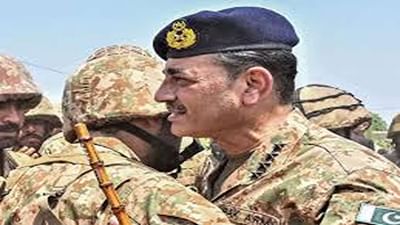 અસીમ મુનીર હવે પાકિસ્તાન આર્મીના ફિલ્ડ માર્શલ બનશે. પાકિસ્તાનની શાહબાઝ સરકારે તેમને બઢતી આપી છે. આ એવોર્ડ તેમને ભારત વિરુદ્ધ નિષ્ફળ ગયેલા ઓપરેશન બુન્યાન ઉન માર્સ માટે શિરપાવ રૂપે આપવામાં આવ્યો છે, જેને પાકિસ્તાન, ભારત વિરુદ્ધ અત્યાર સુધીનું સૌથી સફળ ઓપરેશન માને છે.