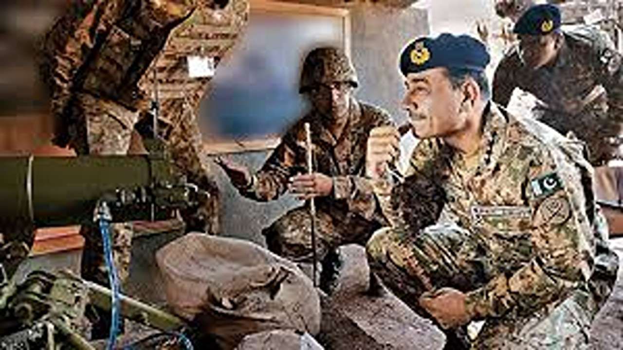 ભારતના પહેલા ફિલ્ડ માર્શલ સેમ માણેકશા હતા, જેમણે 1971ના યુદ્ધમાં પાકિસ્તાનનો નાશ કર્યો હતો. તેમને 1 જાન્યુઆરી 1973 ના રોજ આ પદ આપવામાં આવ્યું હતું, તેમના પછીના વ્યક્તિ કેએમ કરિયપ્પા હતા, જેમને 15 જાન્યુઆરી 1986ના રોજ આ પદ પર બઢતી આપવામાં આવી હતી. ભારતમાં, ફિલ્ડ માર્શલનું ચિહ્ન સોનાની ટોચવાળી લાકડી છે, જેમાં રાષ્ટ્રીય પ્રતીક કમળના ફૂલ અને તલવારના ચિન્હનો સમાવેશ થાય છે.