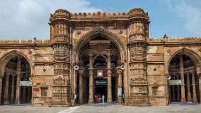 'અમદાવાદ' ગુજરાતનું એક વિકાસશીલ શહેર તો ખરું પણ કેટલીક જગ્યાઓ એવી છે કે, જેને લોકો આજે ભયાનક અને રહસ્યમય માને છે. ઘણા લોકો અહીં 'પેરાનોર્મલ' (અલૌકિક) ઘટનાઓના અનુભવની વાત કરે છે. તો ચાલો જાણીએ, અમદાવાદના 5 એવા સ્થળો વિશે કે જેને લોકો 'ભૂતિયા' માને છે.