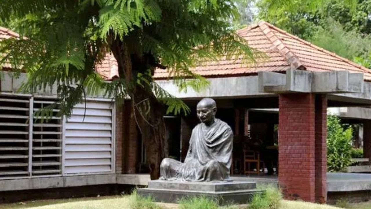 સાબરમતી આશ્રમ : મહાત્મા ગાંધીજી સાથે સંકળાયેલો સાબરમતી આશ્રમ માત્ર ઐતિહાસિક સ્થળ જ નહીં, પણ આધ્યાત્મિક શાંતિનો પણ મુખ્ય કેન્દ્ર છે. અહીં એવા અનેક પવિત્ર સ્થળો છે, જ્યાંથી ગાંધીજીની જીવનશૈલી અને વિચારોને નજીકથી જાણી શકાય છે. આ આશ્રમ ઈતિહાસમાં રસ ધરાવતા અને શાંતિ પ્રિય પ્રવાસીઓ માટે ખાસ આકર્ષણનું કેન્દ્ર છે.