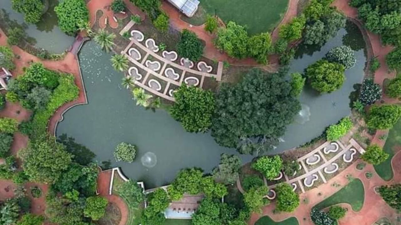 પરિમલ ગાર્ડન : શહેરના મધ્યમાં આવેલું પરિમલ ગાર્ડન કુદરતી શાંતિ અને હરિયાળી માટે જાણીતું છે. અહીં ફૂલોથી ભરેલ બગીચા, ઝાડ, છોડ અને બાળકો માટે રમતા ઝૂલા, ફુવારા વગેરે પણ જોવા મળે છે. પરિવાર સાથે શાંતિભર્યું સમયમાં પસાર કરવો હોય, તો આ બગીચો ઉત્તમ સ્થાન છે.