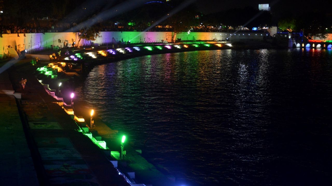 કાંકરિયા તળાવ : કાંકરિયા તળાવ શહેરનું એક પ્રખ્યાત આકર્ષણ છે. તેની આસપાસ સર્જાયેલ ભવ્યતા અને રોમાન્ચક પ્રવૃત્તિઓ પ્રવાસીઓને ખીંચી લાવે છે. અહીં રેલવે, ઝૂ, ટોય ટ્રેન, બોટિંગ અને મ્યુઝિયમ જેવી અનેક પ્રવૃત્તિઓ ઉપલબ્ધ છે. તળાવની આસપાસની હરિયાળી અને સ્ફટિક સમાન પાણી આ સ્થળને વધુ આકર્ષક બનાવે છે.