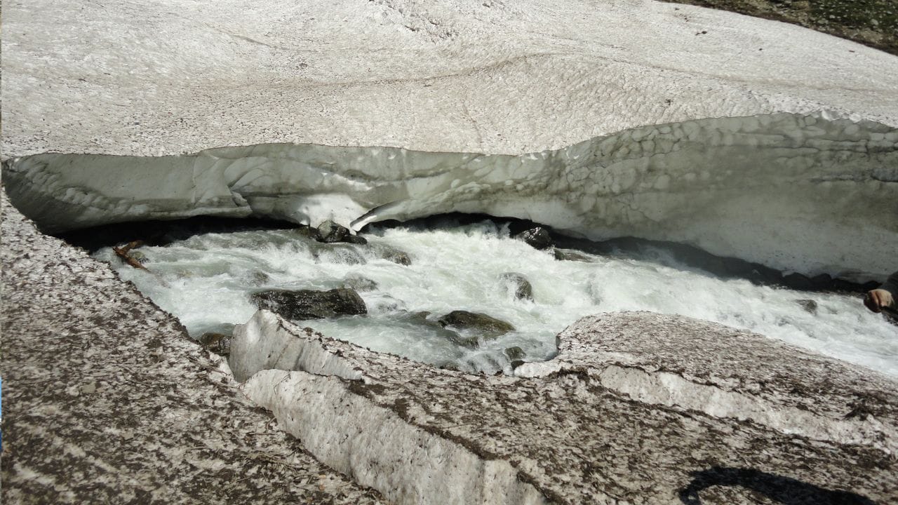 આ ઘટનાને અનુસરીને, આ જગ્યા હિન્દુઓ માટે એક પવિત્ર તીર્થ બની ગઈ. જ્યારે સ્થાનિક લોકો અને શ્રદ્ધાળુઓને આ શિવલિંગ વિશે જાણકારી મળી,ત્યારે તે જગ્યા ભગવાન શિવના નિવાસસ્થાન તરીકે માની લેવાઈ અને સમય જતાં અહીં વાર્ષિક યાત્રા શરૂ થઈ. આજના સમયમાં પણ, લાખો ભક્તો દર વર્ષે શ્રાવણ મહિનામાં, એટલે કે જુલાઈ અને ઑગસ્ટ દરમિયાન, દુર્ગમ માર્ગો પસાર કરીને શિવલિંગના દર્શન માટે અમરનાથ યાત્રા કરે છે.(Credits: - Wikipedia)