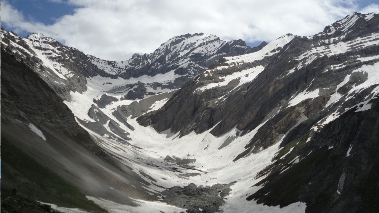 વિશ્લેષકોના મતે, સૌપ્રથમ વખત અમરનાથ ગુફા વિશે જાણવા મળ્યું હતું તે 16મી શતાબ્દીમાં એક સ્થાનિક મુસ્લિમ ભરવાડ દ્વારા થયું હતું. માન્યતા છે કે આજે પણ ચોથા ભાગનો ચડાવો તે મુસલમાન ભરવાડના વંશજોને મળે છે (Credits: - Wikipedia)