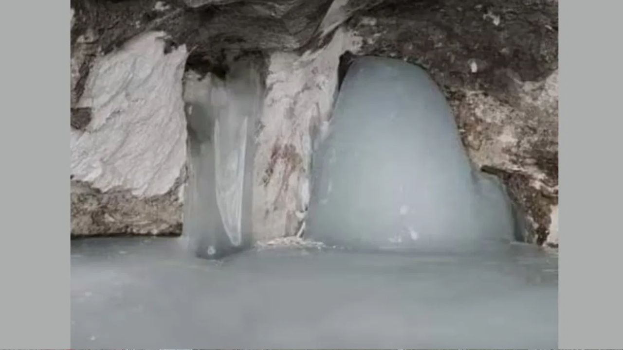 કહેવાય છે કે જ્યારે ભગવાન શિવ માતા પાર્વતીને અમરકથા સંભળાવવા માટે લાવી રહ્યા હતા, ત્યારે રસ્તામાં તેઓએ પોતાનો સંબંધિત વિવિધ સાથીઓને અલગ અલગ સ્થળ પર છોડ્યાં હતાં. લોકવાયકાઓ મુજબ તેમણે પોતાના માથાના ચંદનને "ચંદનવાડી", નાનાં નાગોને "અનંતનાગ", ગળાના શેષનાગને "શેષનાગ" નામક સ્થળ પર અને જંતુઓને "પિસ્સુટોપ" વિસ્તારમાં છોડી દીધા. આશ્ચર્યજનક રીતે, આ બધાં સ્થળો આજે પણ અમરનાથ યાત્રાના માર્ગમાં જોવા મળે છે અને યાત્રાળુઓની શ્રદ્ધાનો ભાગ બન્યા છે.