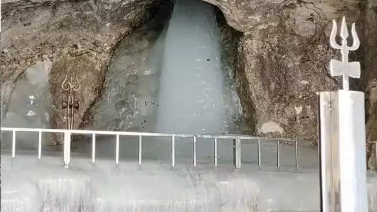 એવી લોકવિશ્વાસ છે કે અમરનાથ ગુફામાં ભગવાન શિવે માતા પાર્વતીને એક અત્યંત ગુપ્ત અને પવિત્ર કથા સંભળાવી હતી, જેને 'અમરકથા' તરીકે ઓળખવામાં આવે છે. કહેવાય છે કે આ કથા જ્યારે સંભળાવવામાં આવી રહી હતી ત્યારે એક નાનકડું બાળક શુક-શિશુ ગુફાની આસપાસ હાજર હતું અને એ કથાના શ્રવણથી તે અમરત્વને પામીને શુકદેવ ઋષિ બની ગયા.