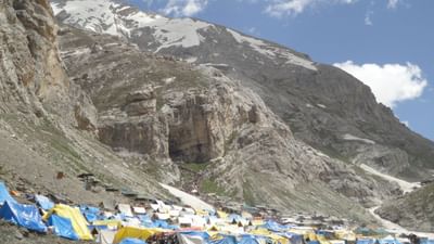 "અમરનાથ" શબ્દ બે શબ્દોથી બનેલો છે. "અમર" એટલે કે અમરત્વ (અવિનાશી) "નાથ" એટલે કે ભગવાન (માલિક, ઇશ્વર), આ પવિત્ર ધામને "અમરનાથ" એમ કહેવાનું કારણ એ છે કે અહીં ભગવાન શિવે માતા પાર્વતીને "અમરત્વ" નું રહસ્ય જણાવ્યું હતું. (Credits: - Wikipedia)