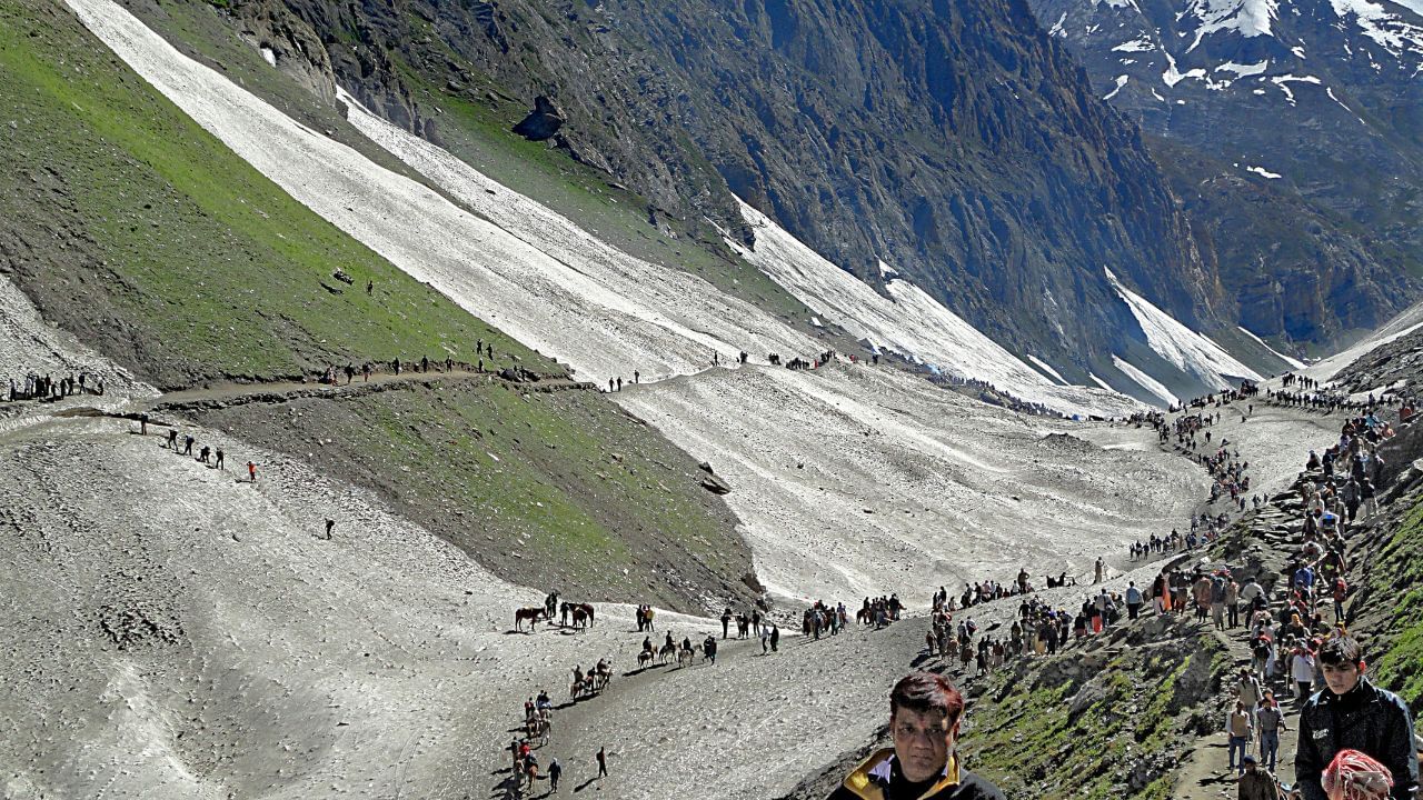 પ્રાચીન ગ્રંથોમાં અમરનાથ ગુફાનું મહત્ત્વપૂર્ણ સ્થાન છે. રાજતરંગિણીના સાતમા પુસ્તકના શ્લોક 183માં કૃષ્ણાથ અથવા અમરનાથ વિશે ઉલ્લેખ મળે છે.ધારણા છે કે ઇ.સ.ની 11મી સદીમાં રાણી સૂર્યમતીએ આ પવિત્ર સ્થળે ત્રિશૂલ, બાણલિંગ અને અન્ય ધાર્મિક ચિહ્નો અર્પણ કર્યા હતા. (Credits: - Wikipedia)