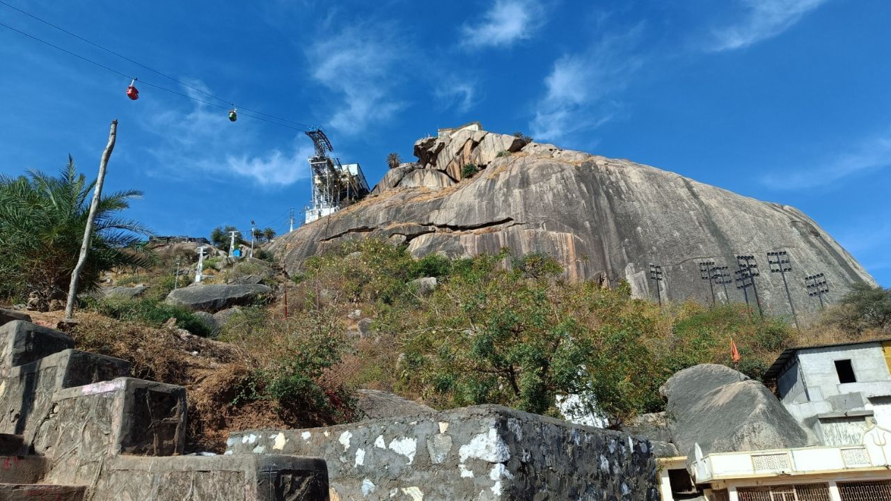 અંબાજી અરવલ્લી પર્વતમાળા પાસે આવેલું છે. આસપાસના રણદિપરા, કુરમ અને  ગબ્બર પર્વતને પણ પવિત્ર માનવામાં આવે છે.  ગબ્બર પર્વત પર પણ માં  અંબાની ઉપસ્થિતિ મનાય છે, જ્યાં ગણવામાં આવે છે કે માતાજી પહેલા ઉપસ્થિત હતા.