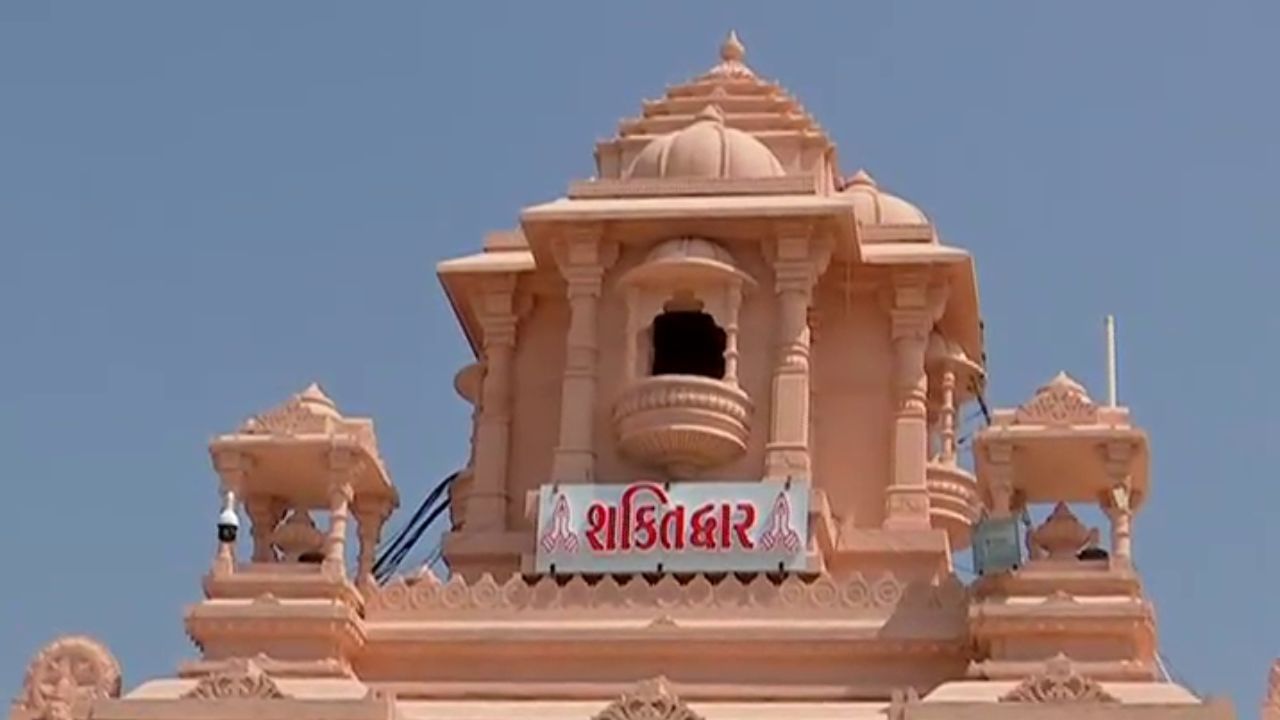 હિન્દુ પૌરાણિક કથાઓ અનુસાર, અંબાજી તે સ્થળ છે જ્યાં સતીનું હૃદય પડ્યું હતું, જ્યારે ભગવાન શંકરે સતીના દેહને લઈને તાંડવ કર્યું હતું અને તેને રોકવા માટે ભગવાન વિષ્ણુએ સુદર્શન ચક્રનો ઉપયોગ કરીને સતીના દેહનો વિચ્છેદ કર્યો, જેના પરિણામે તે અંગો પૃથ્વીના અનેક પવિત્ર સ્થાનોએ પડ્યા આ જગ્યા શક્તિ પીઠ તરીકે ઓળખાય છે.