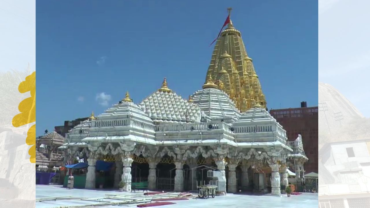 અંબાજી મંદિરના ગર્ભગૃહમાં કોઈ મૂર્તિ નથી; તેના બદલે, એક પવિત્ર 'વિશા શ્રી યંત્ર' સ્થાપિત છે. આ યંત્ર સુવર્ણજડિત છે અને કાચબાની પીઠ જેવા આકારમાં ઘડાયેલું છે. જેની ઉપર 51 પવિત્ર બીજમંત્ર છે, જે શક્તિ અને તંત્ર પરંપરાના પ્રતીક છે.મંદિરની આરાધનાનું મુખ્ય કેન્દ્ર આ યંત્ર છે. આ ગર્ભગૃહ લગભગ 1200 વર્ષ જૂનું હોવાની માન્યતા છે.