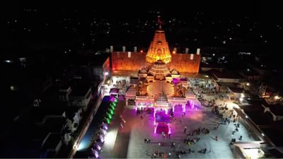 અંબાજી નામ "અંબા" માંથી આવ્યું છે, જે હિંદુ ધર્મમાં માતૃશક્તિ અથવા દેવી દુર્ગાનું રૂપ છે. "જી" એ ગુજરાતી ભાષામાં શ્રદ્ધાપૂર્વક લાગતું  સૂચક પદ છે. એટલે "અંબાજી" એટલે માતા અંબાનું શ્રદ્ધાયુક્ત સંબોધન.