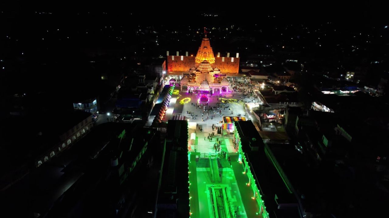 હિંદુ ધર્મ અનુસાર ભગવાન વિષ્ણુના સાતમા અવતાર તરીકે ઓળખાતા શ્રીરામ, જયારે પોતાની પત્ની સીતાને શોધવાની યાત્રા પર હતા, ત્યારે અર્બુદ પર્વતમાળાના જંગલોમાં શ્રૃંગી ઋષિ તેમની મુલાકાતે આવ્યા.  ઋષિએ શ્રીરામ અને લક્ષ્મણને આરાસુર જઈને દેવી અંબાનું પૂજન કરવા માટે માર્ગદર્શન આપ્યું. અંબાએ પ્રસન્ન થઈને તેમને 'અજય' બાણ આપ્યું હતું.