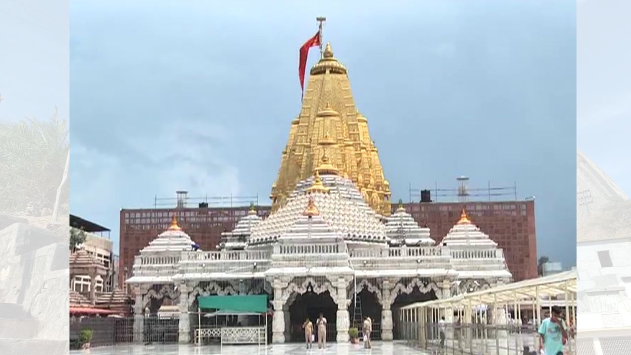 દર વર્ષ ભાદરવા સુદ અષ્ટમીના દિવસે અંબાજીમાં વિશાળ મેળો ભરાય છે, જેમાં લાખો ભક્તો પગપાળા યાત્રા કરીને આવે છે.અંબાજી માત્ર ધાર્મિક સ્થળ જ નહીં, પરંતુ આધ્યાત્મિક ઊર્જાનું કેન્દ્ર છે. આ સ્થળ પર ભક્તો મનની શાંતિ, આશા, અને શક્તિ માટે આવે છે. તે મા દુર્ગાના નો રૂપોમાં એક મુખ્ય સ્વરૂપ તરીકે માન્ય છે.