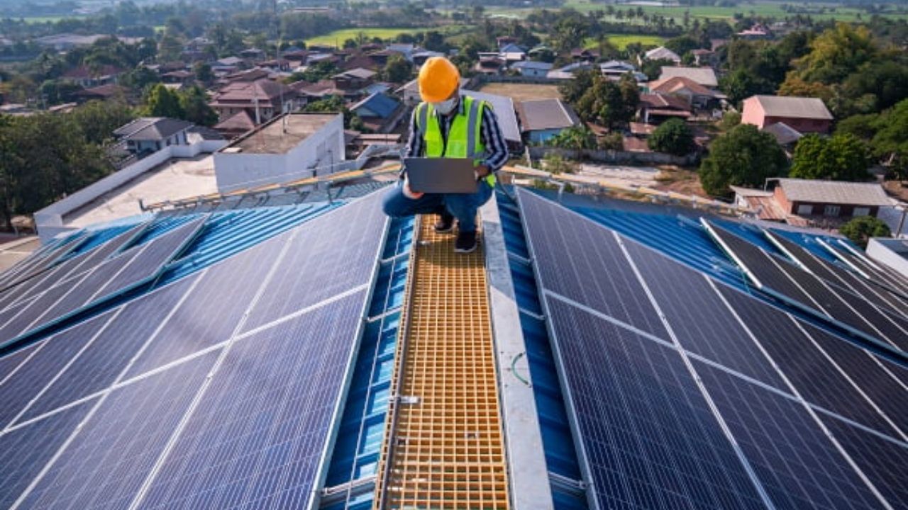 સોલર ફોટોવોલ્ટેઇક મોડ્યુલ ફેક્ટરીઓ ઉર્જા સંબંધિત ઉત્પાદન જરૂરિયાતો પૂરી કરશે. વર્ષ 2022 માં પાછળ રહ્યા પછી, તે તેના સ્વચ્છ ઉર્જા લક્ષ્યોને પ્રાપ્ત કરવાનો પ્રયાસ કરી રહ્યું છે. ગ્લોબલ એનર્જી મોનિટરના અહેવાલ મુજબ, કંપનીએ ગયા વર્ષે રોકાણમાં વધારો કર્યો છે, પરંતુ 2030 સુધીમાં 500 ગીગાવોટ (GW) ના લક્ષ્યને પૂર્ણ કરવા માટે ક્ષમતા વધારાને બમણું કરશે. આ અંગે, કંપનીએ કહ્યું કે રિલાયન્સનું લક્ષ્ય આગામી સૌર મોડ્યુલ ક્ષમતાને એક વર્ષમાં 20 GW સુધી વધારવાનું રહેશે.