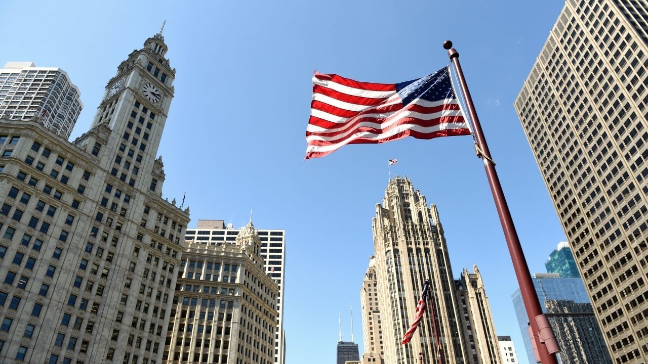 "જો તમે તમારો અભ્યાસ છોડી દો છો, વર્ગોમાં હાજરી નથી આપતા, અથવા તમારી શાળાને જાણ કર્યા વિના કોઈ કાર્યક્રમમાંથી ખસી જાઓ છો, તો તમારા વિદ્યાર્થી વિઝા રદ થઈ શકે છે," યુએસ દૂતાવાસે મંગળવારે X પર શેર કરેલી પોસ્ટમાં લખ્યું. આનાથી ભવિષ્યમાં યુએસ વિઝા મેળવવા માટેની તમારી પાત્રતા પણ સમાપ્ત થઈ શકે છે. કો