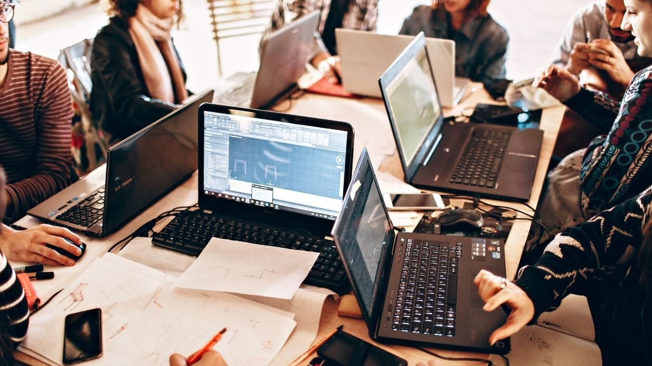 ત્યારે એ પણ જરૂરી છે કે, સમસ્યા ટાળવા માટે હંમેશા તમારા વિઝાના નિયમો અને શરતોનું પાલન કરો અને તમારા વિદ્યાર્થી દરજ્જાને જાળવી રાખો. મોટી સંખ્યામાં ભારતીય વિદ્યાર્થીઓ ઉચ્ચ શિક્ષણ માટે અમેરિકન યુનિવર્સિટીઓ અને કોલેજોને પસંદ કરે છે.