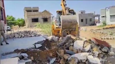 અમરેલીમાં અસામાજિક તત્વો સામે પોલીસની મોટી કાર્યવાહી, દબાણો પર ફરી વળ્યું બુલડોઝર - જુઓ Video