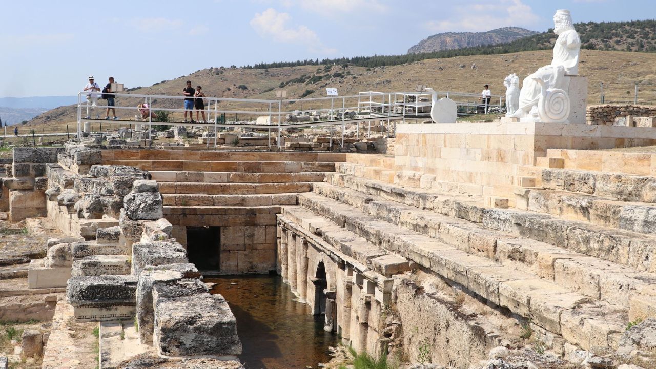 તુર્કીયેના પ્રાચીન શહેર હિરાપોલિસમાં એક મંદિર છે, જ્યાં જે કોઈ જાય છે, તેનું મૃત્યુ નિશ્ચિત છે, તેથી જ આ મંદિરને નરકનો દરવાજો પણ કહેવામાં આવતું હતું. જો કોઈ ત્યાં જાય છે, તો તે જીવતો પાછો ફરતો નથી. એવું કહેવાય છે કે ત્યાંના દેવતાઓના ક્રોધને કારણે આવું થાય છે.