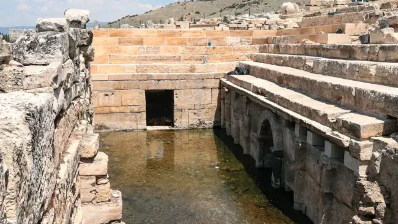  એવું કહેવાય છે કે અહીં જે કોઈ જાય છે તેનું મૃત્યુ થાય છે. એવું કહેવામાં આવતું હતું કે મંદિરની નજીક જનારા ફક્ત માણસો જ નહીં પણ પ્રાણીઓ અને પક્ષીઓ પણ મૃત્યુ પામે છે. આ જ કારણ હતું કે આ મંદિર રહસ્યમય બન્યું.
