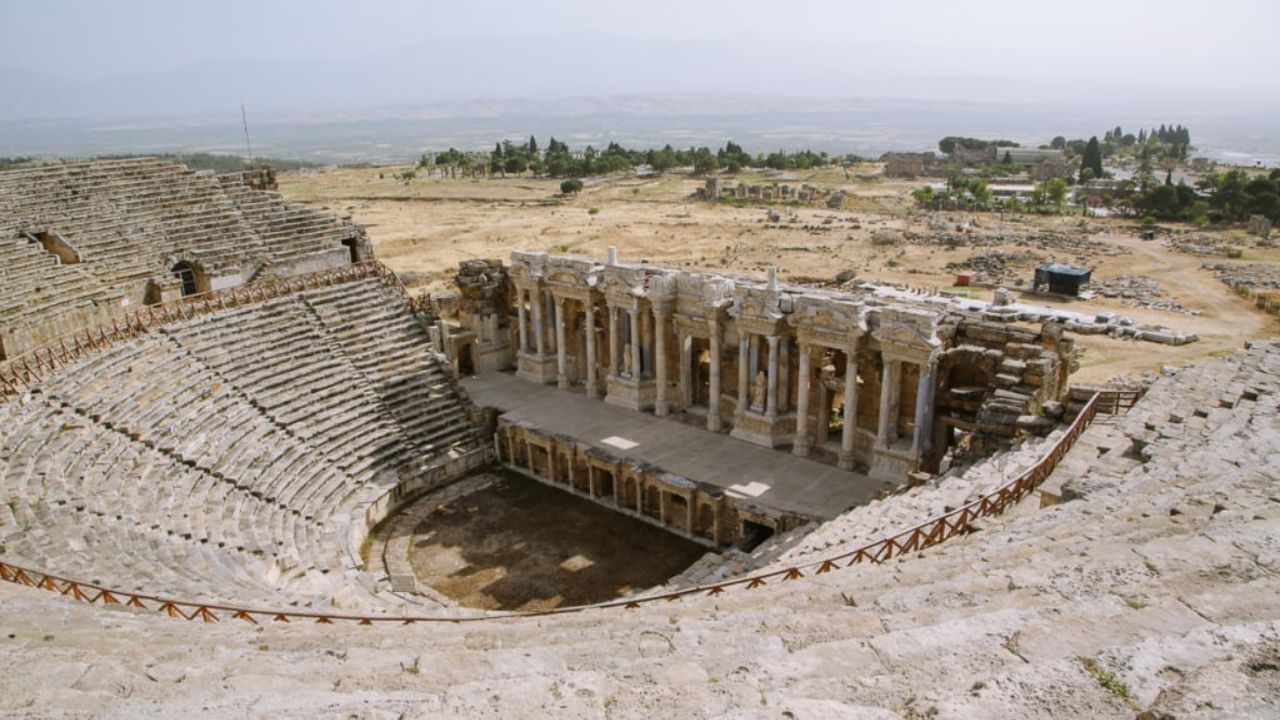 આ મંદિરનું રહસ્ય 2018 માં પ્રકાશમાં આવ્યું જ્યારે પ્રાચીન ગ્રીક ભૂગોળશાસ્ત્રી સ્ટ્રેબોએ પણ પોતાના સંશોધનમાં સ્વીકાર્યું કે જે કોઈ પણ તેની અંદર જાય છે તે જીવતો પાછો આવી શકતો નથી. સ્ટ્રેબોએ મંદિરમાં એક પક્ષી મોકલ્યું જે થોડા જ સમયમાં મૃત્યુ પામ્યું, પરંતુ તેણે આ માટે ગુફામાં હાજર કાર્બન ડાયોક્સાઇડને જવાબદાર ગણાવ્યું, જેનું સ્તર ત્યાં 91 ટકા હતું.
