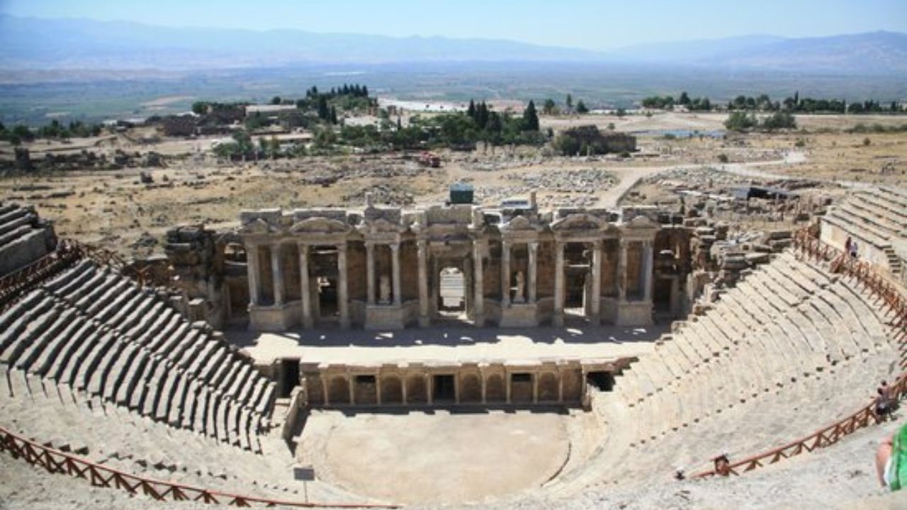 સ્થાનિક લોકો માને છે કે આ સ્થળે બલિદાન આપવામાં આવતા હતા અને તેથી જ ખોદકામ દરમિયાન પ્રાણીઓ અને પક્ષીઓના હાડપિંજર મળી આવ્યા હતા અને આ નરકનો દરવાજો છે. 
