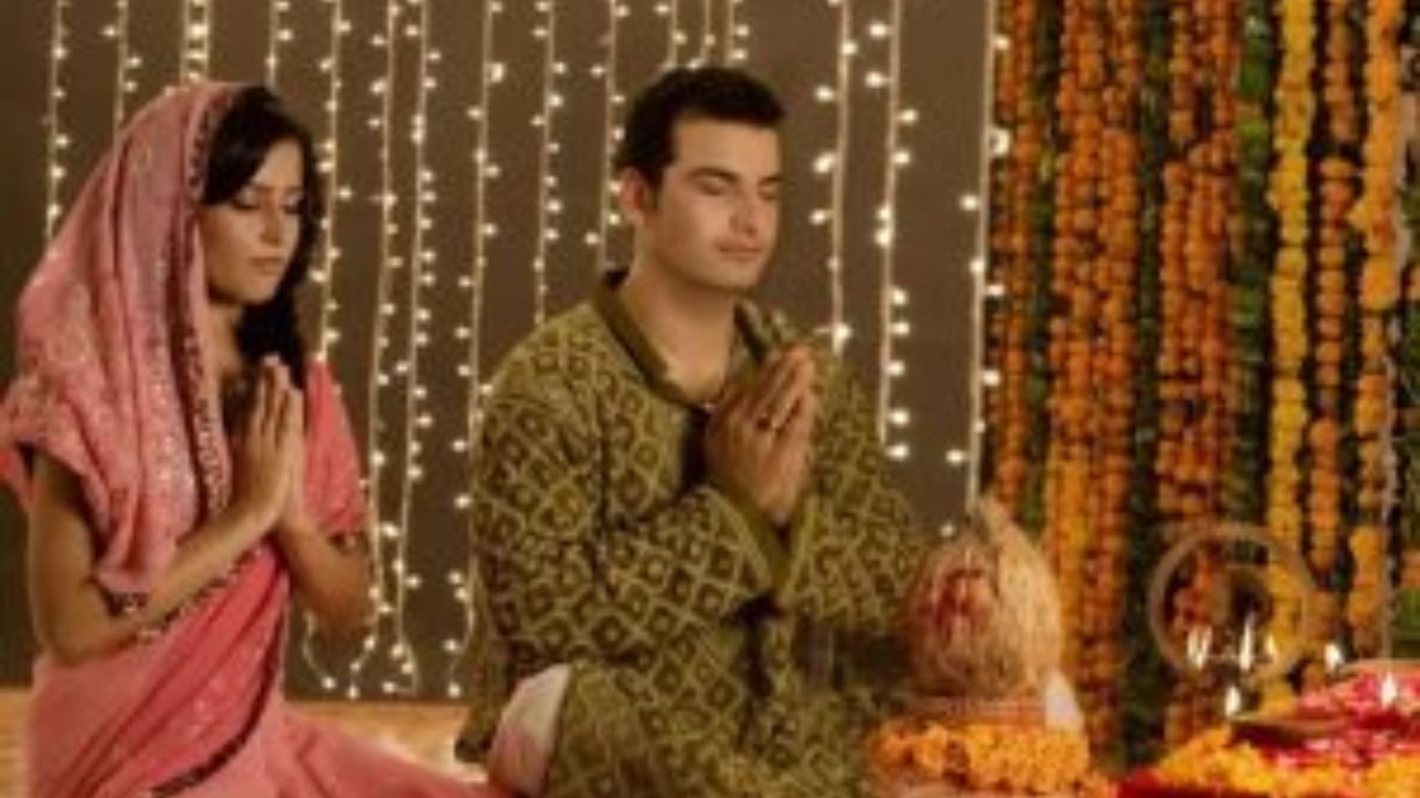 લગ્ન પછીના ફેરફારો: લગ્ન પહેલાં, પુત્રીને પૂજા દરમિયાન તેના પિતાની જમણી બાજુ બેસાડવામાં આવે છે. કારણ કે તે તેમના રક્ષણ હેઠળ હોય છે. લગ્ન પછી, પત્ની પતિની ડાબી બાજુ બેસે છે. કારણ કે તે હવે તેની પત્ની છે અને ધાર્મિક પ્રવૃત્તિઓમાં સમાન ભાગીદાર છે.
